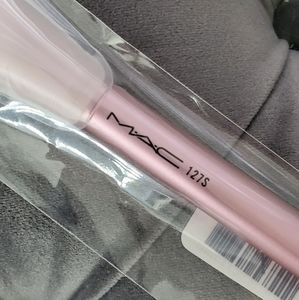 Brand new MAC 127S face brush-pink